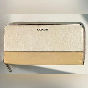 Coach | women’s full zip around wallet.